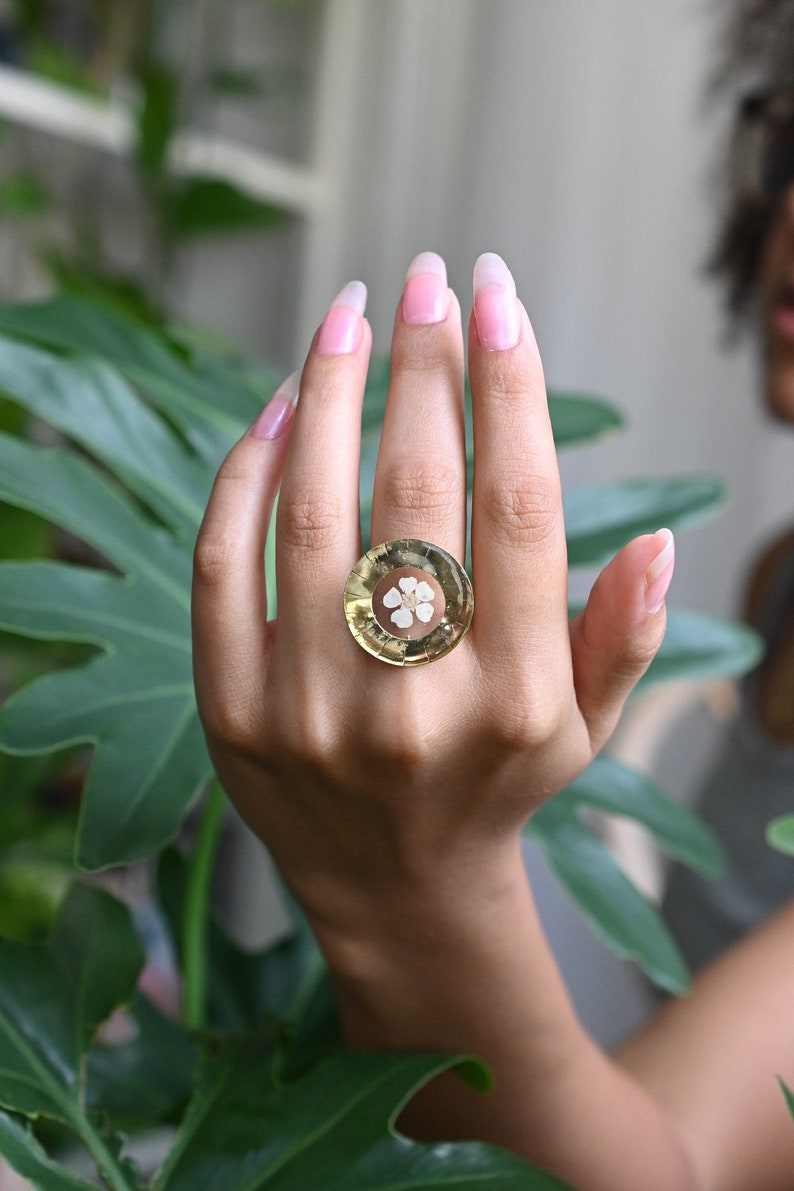 Extravagante anillo floral de resina con una flor blanca seca imagen 1