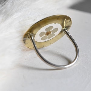 Extravagante anillo floral de resina con una flor blanca seca imagen 4