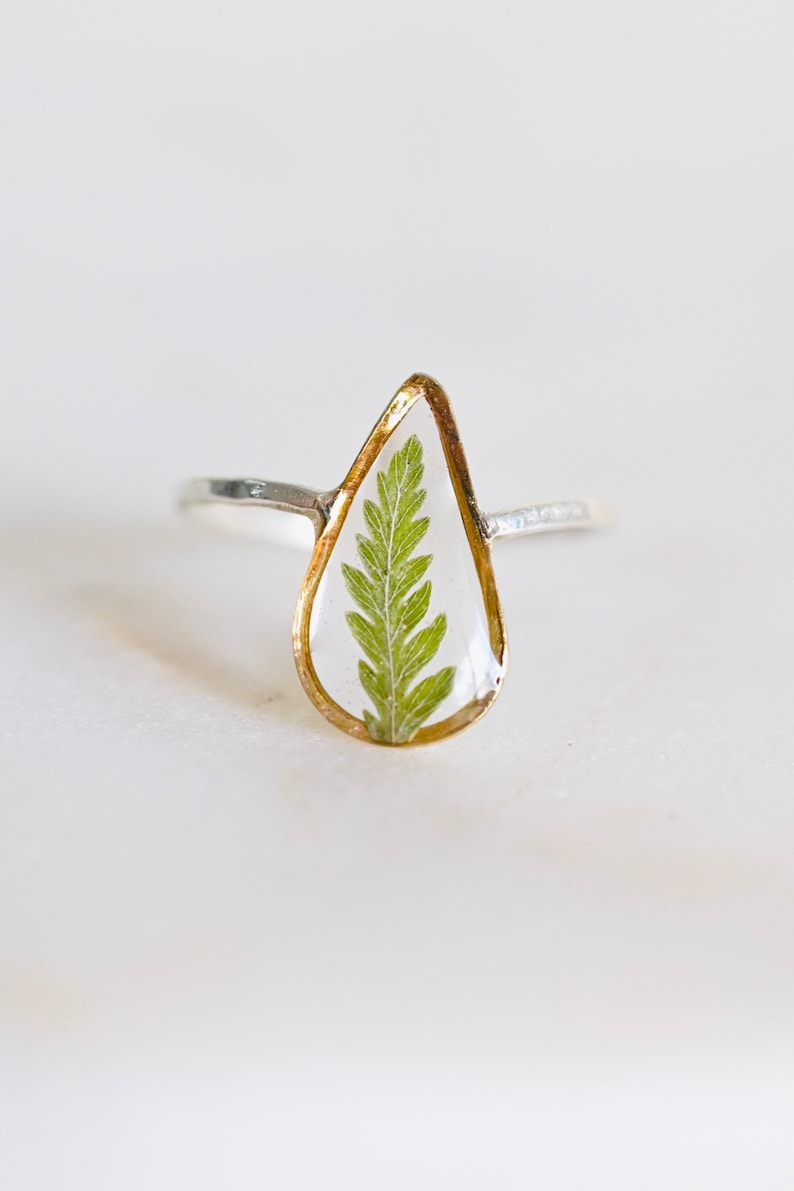 Sebas Dainty Fern Ring, Silver Plant Resin Ring, Green Fern Ring, Leaf Ring, Botanical Jewelry, Silver Statement Ring, Dried Fern Jewelry 画像 1