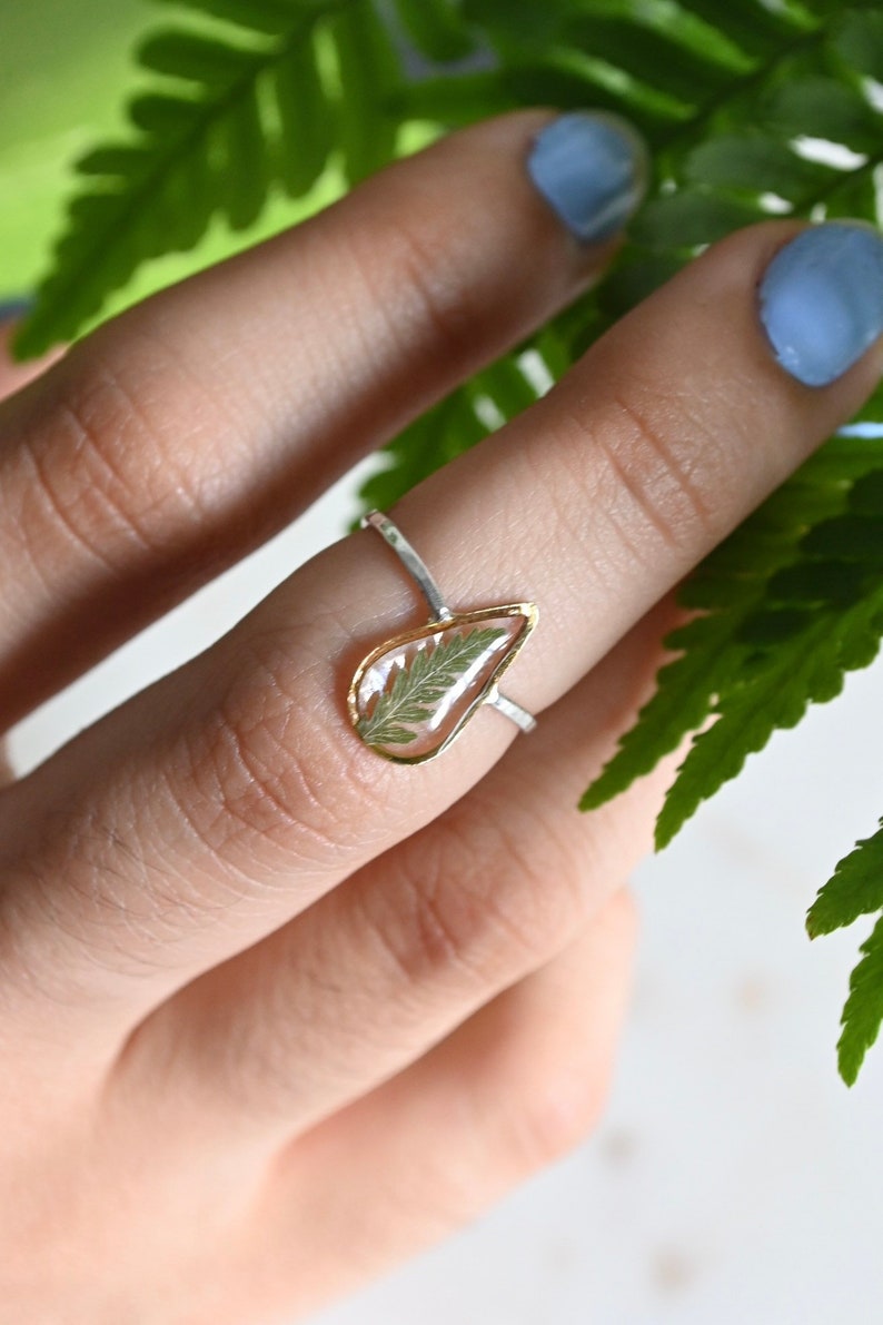 Sebas Dainty Fern Ring, Silver Plant Resin Ring, Green Fern Ring, Leaf Ring, Botanical Jewelry, Silver Statement Ring, Dried Fern Jewelry 画像 2