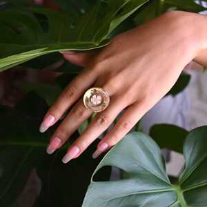 Extravagante anillo floral de resina con una flor blanca seca imagen 3