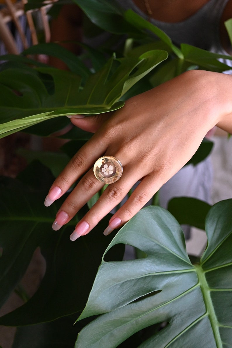 Extravagante anillo floral de resina con una flor blanca seca imagen 3