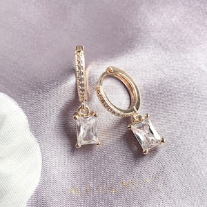 Orecchino rettangolare in pietra, cerchio riempito in oro 18 carati con pietra di zirconia cubica. Orecchini di fascino, orecchini a cerchio Dainty, cerchio minimalista, cerchio 14mm