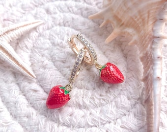 小さなストロベリーイヤリング CZ 18K ゴールドフィルド フープイヤリング。エナメル フルーツ チャーム イヤリング/華奢なフープイヤリング/14 mm フープ、