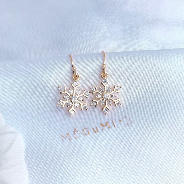 Simple Snowflake Earrings. Cubic Zirconia 14K Gold. Dainty / Minimalistic / Elegant / Sleek / Everyday Earrings / Tiny Charm Earrings