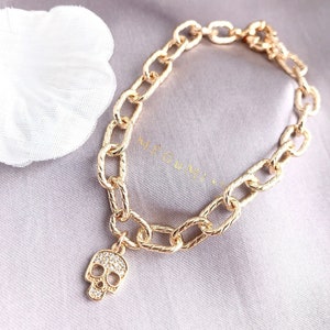 CHUNKY CHAIN with SKULL Bracelet. 18K Gold Filled Chunky Chain Bracelet. Twisted Paper Clip Chain. Shiny Oval Chain Bracelet. Thick Chain