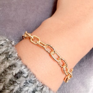 CHUNKY CHAIN BRACELET. 18K Gold Filled Twisted Paper Clip Chain. Oval Shiny Chain Bracelet. Gold Thick Chain Bracelet.