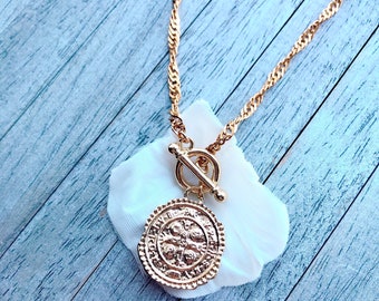 Collar con colgante de cruz antigua con moneda y cierre de palanca. Colgante chapado en oro de 18 quilates con medallón de oro rústico. Juego de collar con capas y monedas astilladas