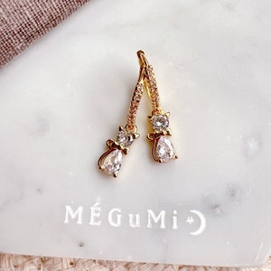 Boucles d'oreilles chat en cristal. chaton avec noeud, créoles en gold filled 14 carats, chat doré, boucles d'oreilles charm/créoles délicates/créoles 14 mm