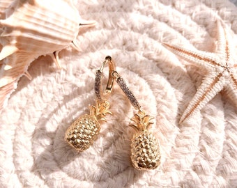 ゴールドパイナップルイヤリング CZ 18K ゴールドフィルドフープイヤリング。エナメルチャームイヤリング/繊細なフープイヤリング/14 mm フープ、
