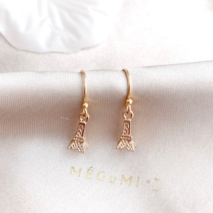 Winziger Eiffelturm Ohrringe. Schlichte 14K Gold Ohrringe. Zierliche / Minimalistische / Alltags Ohrringe / Tour Eiffel Ohrring / Paris Ohrring