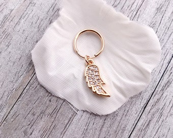 Orecchini a cerchio senza fine con ala d'angelo scintillante. Orecchini con ciondolo in oro 14K/Orecchini a cerchio delicati/Cerchio minimalista/Cerchio da 12 mm/16 mm