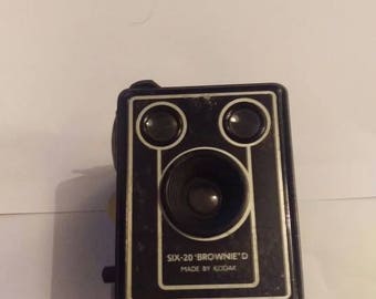 Vintage Kodak Six-20 Brownie Camera