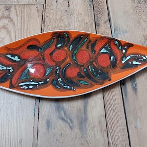 Plato con forma de lanza Delphis de Poole Pottery