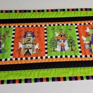 Quilted Halloween mini table runner / Haunted houses