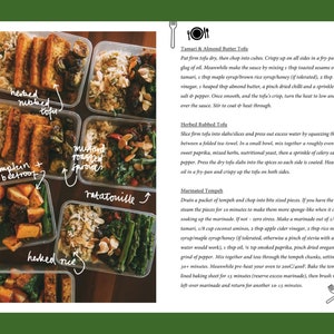 K&ouml;nnte beinhalten: Ein Foto von mehreren transparenten Plastikbeh&auml;ltern, die mit verschiedenen veganen Fertiggerichten gef&uuml;llt sind. Zu den Gerichten geh&ouml;ren Kr&auml;utertofu, K&uuml;rbis und Rote Bete, Senf-R&ouml;mersprossen, Ratatouille und Kr&auml;uterreis. Das Bild enth&auml;lt auch ein Rezept f&uuml;r Tamari & Mandelbutter-Tofu.