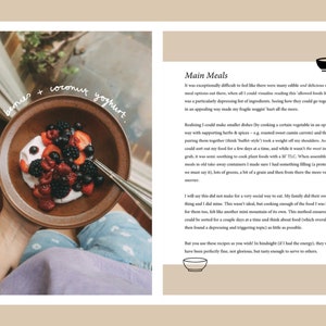 K&ouml;nnte beinhalten: Eine braune Sch&uuml;ssel gef&uuml;llt mit Kokosjoghurt und einer Mischung aus frischen Beeren, darunter Erdbeeren, Himbeeren und Brombeeren. Das Bild ist Teil eines Rezept- oder Food-Blogs, mit dem Text "berries + coconut yoghurt."