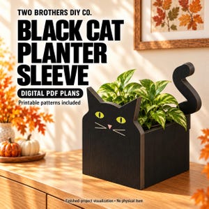 Puede incluir: Una funda de madera para maceta con forma de gato negro, ojos amarillos, nariz rosa y cola curva. El texto dice: TWO BROTHERS DIY CO. BLACK CAT PLANTER SLEEVE DIGITAL PDF PLANS. Incluye patrones imprimibles. Visualización del proyecto.