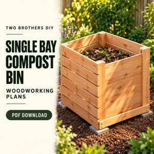 Puede incluir: Un contenedor de compost cuadrado de madera construido con tablones de cedro horizontales y fijaciones metálicas visibles. El texto a la izquierda dice: TWO BROTHERS DIY, SINGLE BAY COMPOST BIN, WOODWORKING PLANS, PDF DOWNLOAD. Abierto arriba.