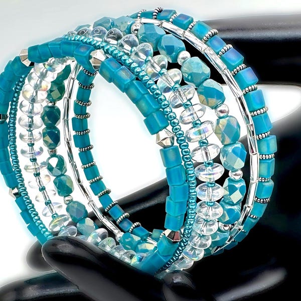 Pulsera de alambre con memoria y cuentas turquesas: brazalete de cristal checo