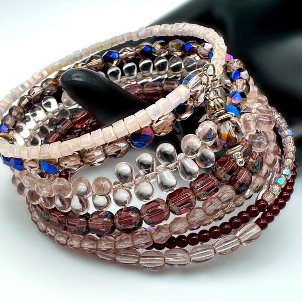 Pulsera envolvente de cuentas de cristal rosa: brazalete de alambre con memoria de plata