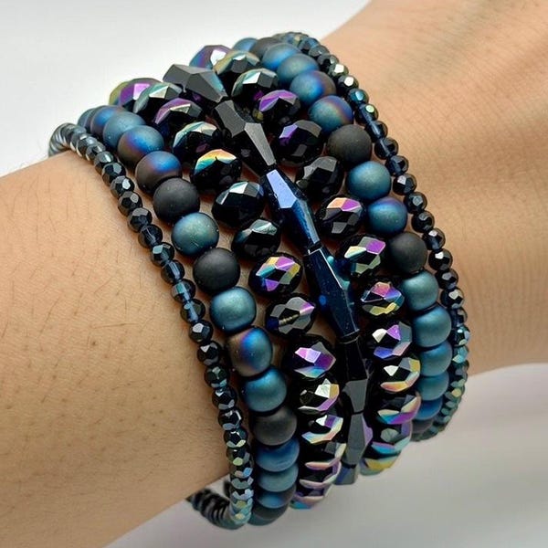Pulsera de alambre con memoria y cuentas iridiscentes negras: Joyería de sirena