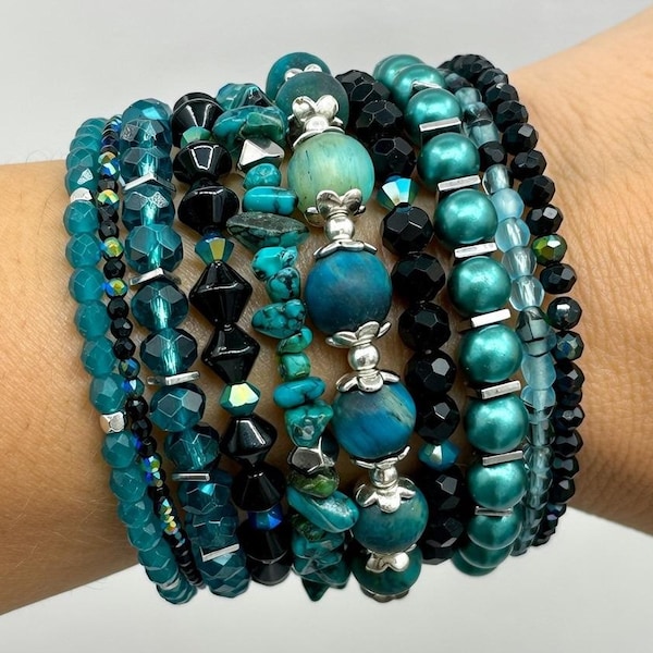 Pulsera de cuentas turquesas verde azulado: cristal checo, hematita y alambre de plata con memoria.