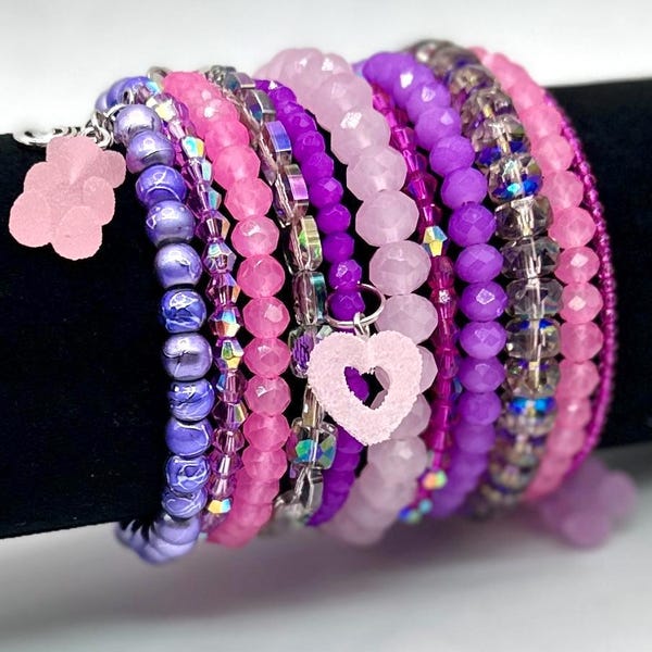 Pulsera de alambre con memoria de cuentas rosas y moradas con dijes de ositos de goma