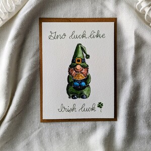 Tarjeta de felicitación del gnomo del día de San Patricio, tarjeta de gnomo divertido, trébol de cuatro hojas de la suerte, tarjeta linda para el día de San Patricio, gnomo duende irlandés