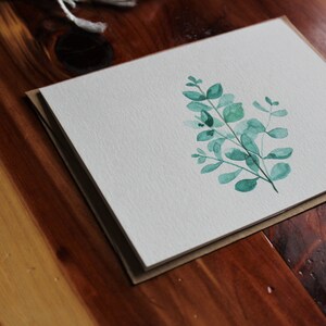 Cartão de eucalipto em aquarela, eucalipto pintado à mão, cartão botânico, cartão de felicitações de eucalipto, cartão inspirado na natureza imagem 3