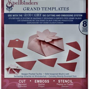 Peut inclure: Système de découpe et d'embossage Spellbinders Grand Templates pour l'artisanat. L'ensemble comprend 8 gabarits pour créer une boîte hexagonale à dessus en moulin à vent. Les gabarits sont représentés en rose et rouge.