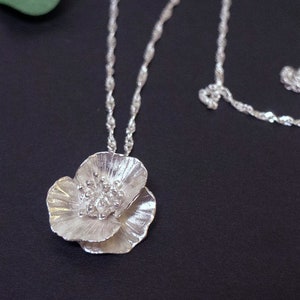 Collar de amapolas de plata esterlina, collar floral de plata, regalo de cumpleaños de agosto, serie de flores fundidas, regalo para ella