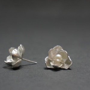 Sterlingzilveren jasmijnbloemoorbellen: zoetwaterparelstekers
