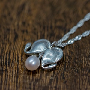 Collar con colgante de corazón sangrante de plata de ley, dije floral hecho a mano con colgante de perla.