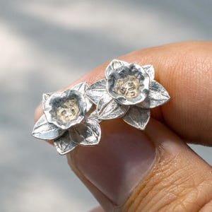 Örhängen i sterlingsilver med påsklilja, smycken med födelseblomma