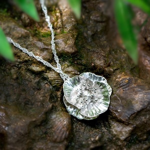 Collar de amapolas de plata esterlina, collar floral de plata, regalo de cumpleaños de agosto, serie de flores fundidas, regalo para ella