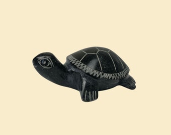 Sculpture de tortue des années 80, statue de tortue d'art populaire vintage, figurine de tortue de basalte noir des années 80