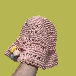 Vintage women&#39;s 1940s hat by Lord & Taylor, knit cloche vintage pastel pink blue and yellow woven hat