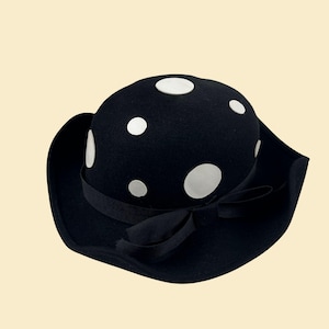 jaren 1970 polka dot hoed, vintage moderne Miss dames formele polka dot hoge hoed met vlinderstrik
