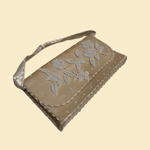 Bolso beige de los años 50 de Regale Ltd., bolso de noche o de mano vintage de los años 50 con flores en beige y blanco adornadas con cuentas