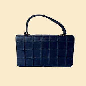 Bolso de piel azul de los años 70 de Handbags Ltd., bolso vintage de los años 70 con asa superior, estructurado, estampado acolchado y solapa superior.