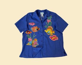Jaren '90 betoverd visshirt in maat 1X van The Quacker Factory, vintage blauwe en regenboog damesblouse uit de jaren 90