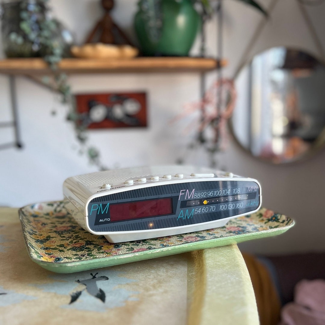 Vintage 80s Soundesign Radio Alarm Clock, Vintage AM/FM 1980s Clock in