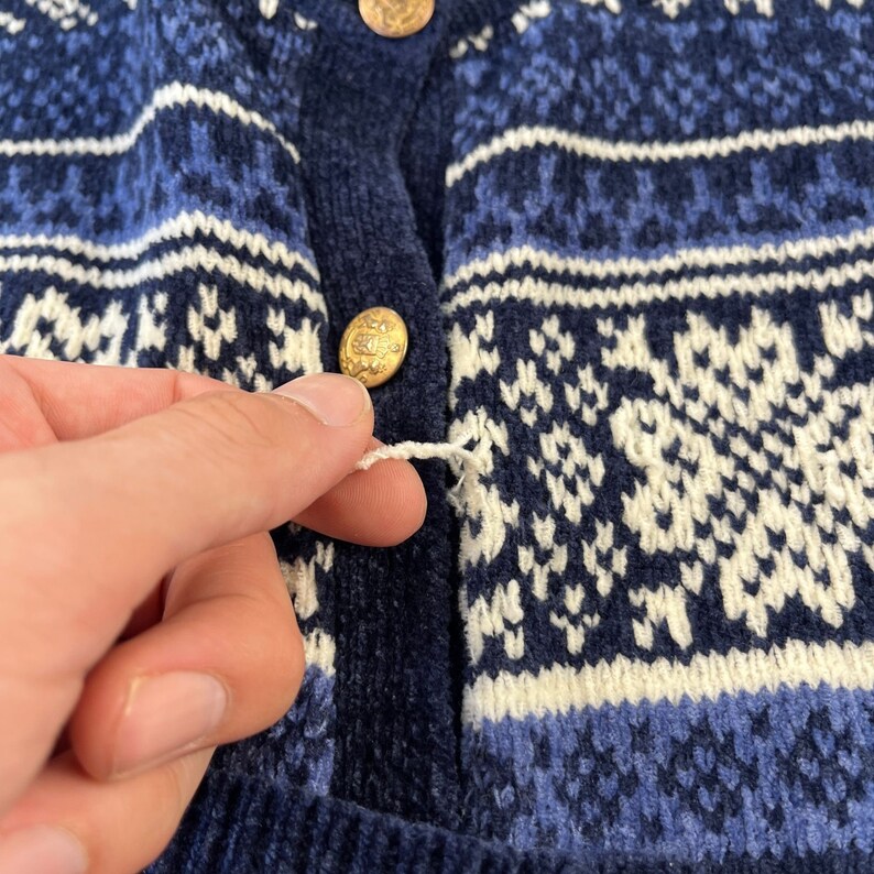 Pull cardigan bleu des années 90, pull acrylique en tricot boutonné taille L par Classic Elements image 7