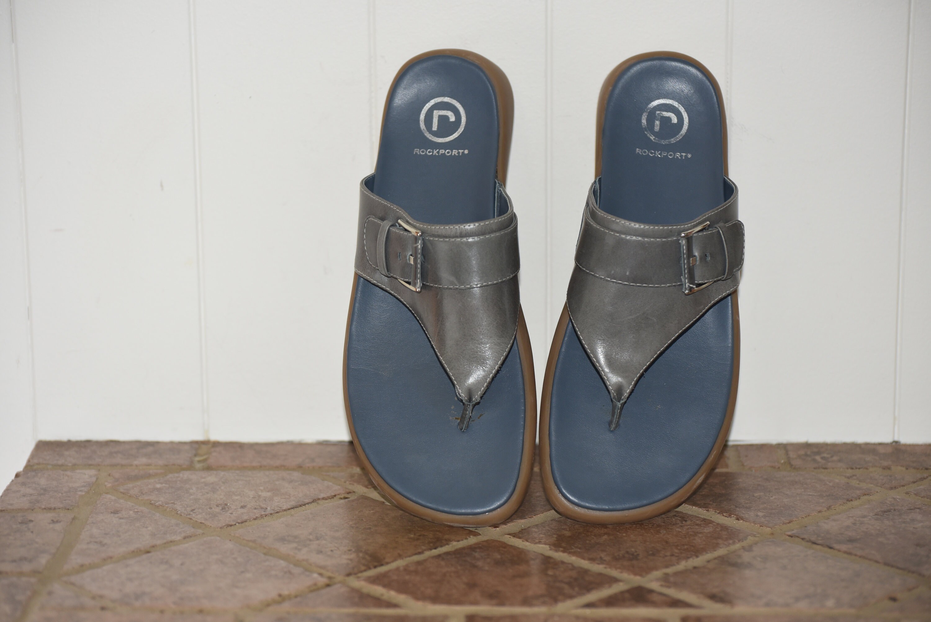 rockport men's leather flip flops