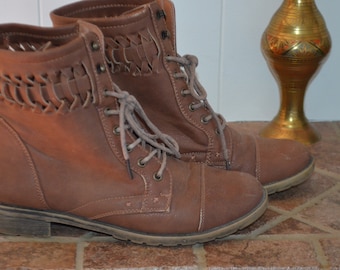 Sale! Vintage light brown lace/eyelet 8US boots