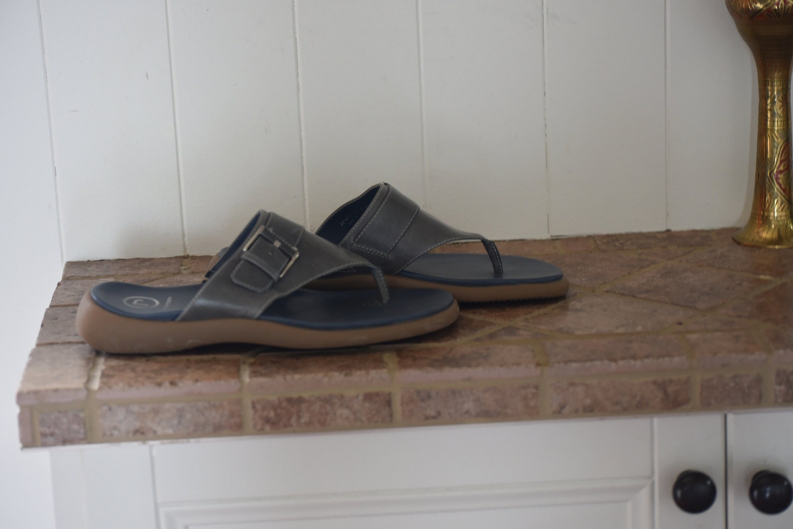 rockport men's leather flip flops
