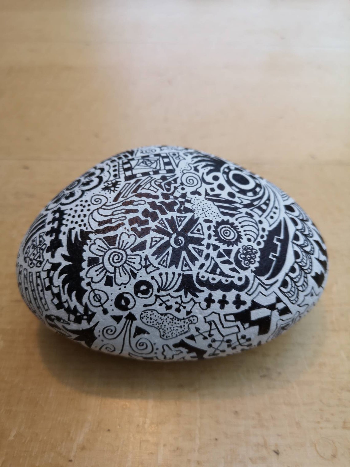 Bemalter großer Stein schwarz weiß. Kunst auf Stein | Etsy