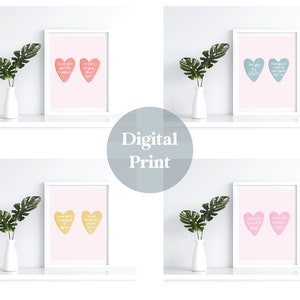 Puede incluir: Cuatro impresiones digitales de corazones rosas con texto blanco sobre un fondo rosa. El texto en los corazones dice "Te amo más que a nada en el mundo" y "Eres mi todo". Las impresiones están en marcos blancos y se muestran en un estante blanco con un jarrón blanco y hojas verdes.