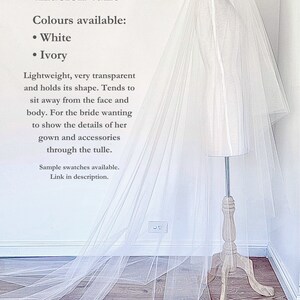 K&ouml;nnte beinhalten: Ein langer, transparenter Brautschleier aus Illusionst&uuml;ll, drapiert &uuml;ber einer Schneiderpuppe. Der Text lautet: Choose your tulle, Illusion tulle, Colours available: White, Ivory. Leicht, sehr transparent und formstabil. Stoffproben erh&auml;ltlich.